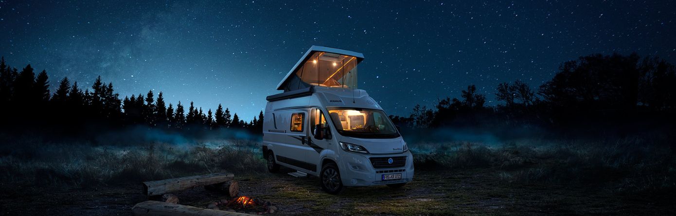Knaus Camper mit Aufstelldach bei Nacht