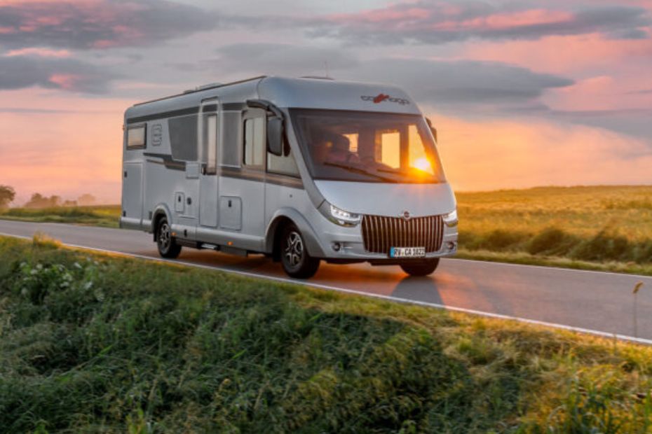 Carthago Wohnmobil bei Sonnenuntergang zum Thema Premium Wohnmobile von Carthago – wenn Freiheit auf Luxus trifft
