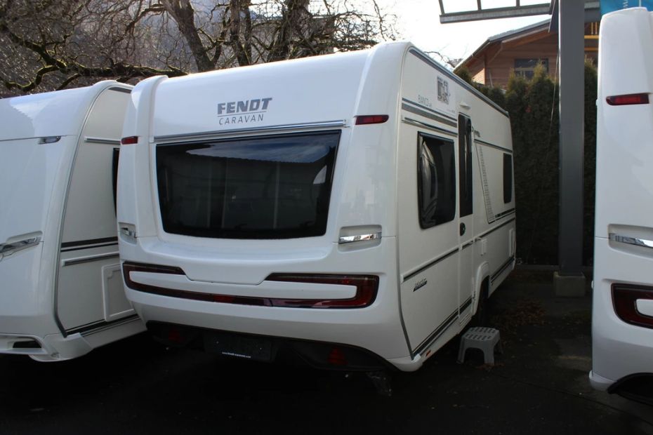 Wohnwagen auf einem Stellplatz zum Thema Wohnmobil einwintern und Wohnwagen einwintern