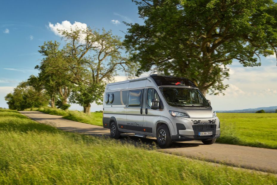 Campervan bei der Fahrt zum Thema Vanlife - Leben im Wohnmobil