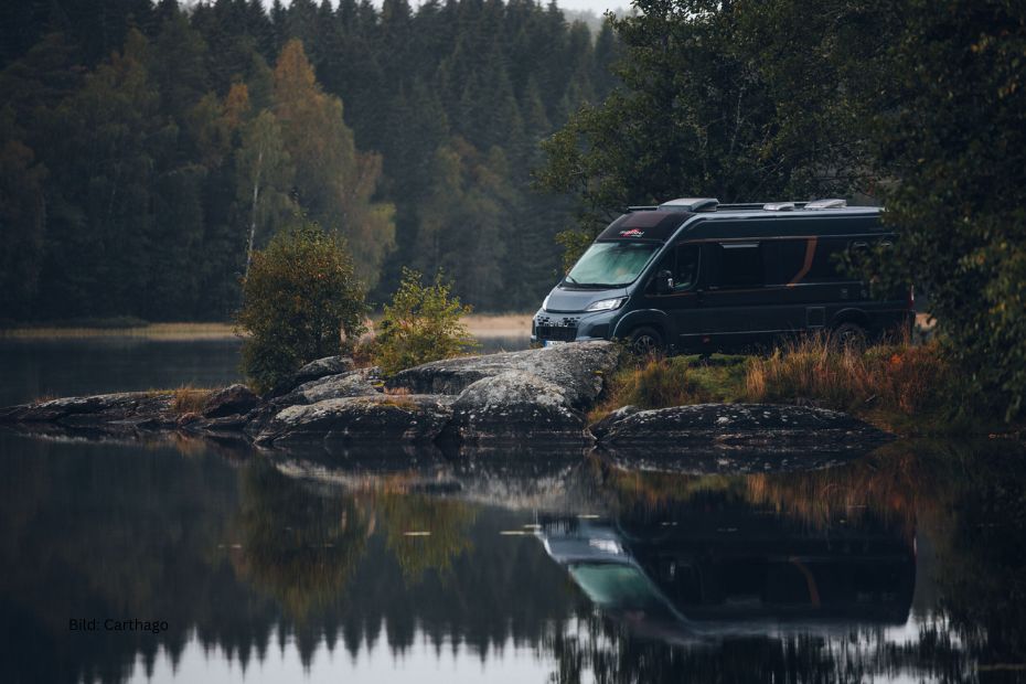 Camper an einem Seeufer zum Thema Wildcampen in der Schweiz